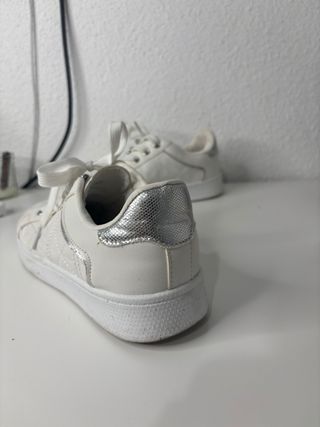 Zapatillas blancas con detalles brillantes
