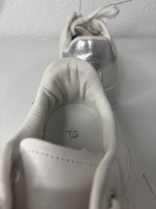 Zapatillas blancas con detalles brillantes