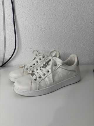 Zapatillas blancas con detalles brillantes