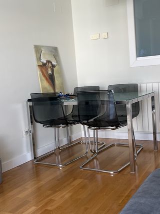 URGE VENDER Mesa de comedor y 4 sillas