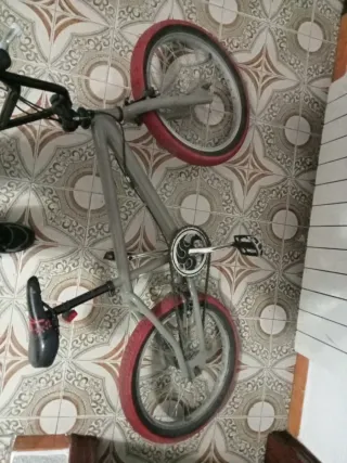 Bicicleta BMX Gris con Ruedas Rojas