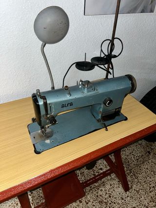 Máquina de coser Alfa profesional con mesa