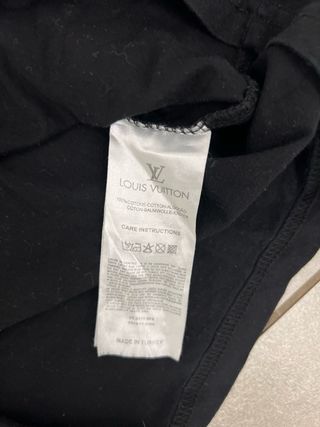 T-shirt nera vintage con catena