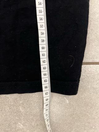 T-shirt nera vintage con catena