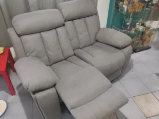 Sofá reclinable de 2 plazas gris.