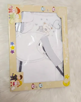 Regalo Bebé: Conjunto Toalla, Gorro y Babero, mano