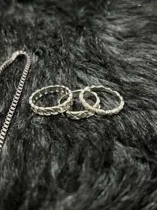 Collar y 3 anillos plateados
