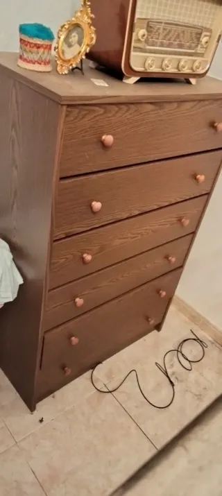 Cómoda de madera con tiradores rosas