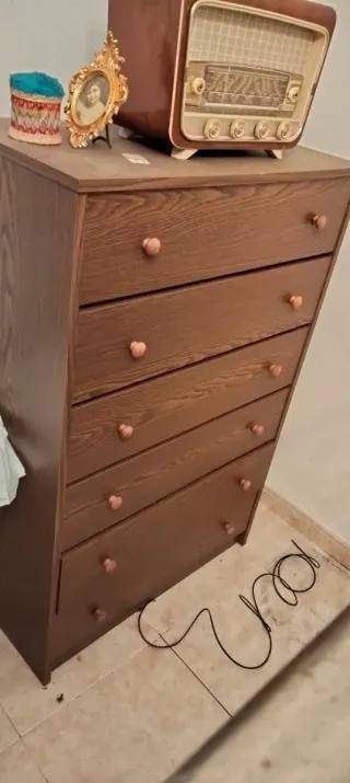 Cómoda de madera con tiradores rosas