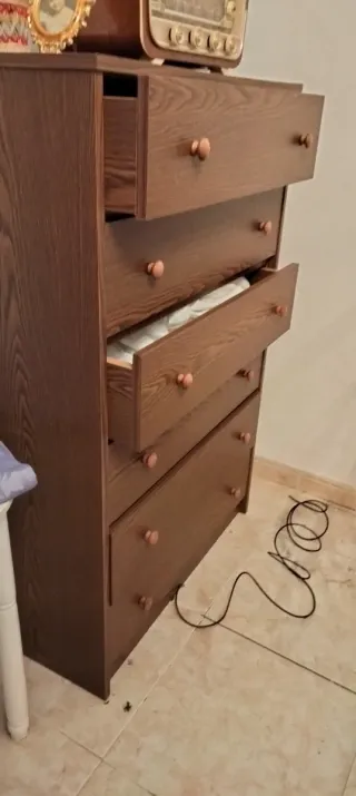Cómoda de madera con tiradores rosas