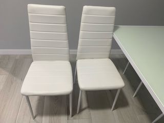 Mesa de cristal con 4 sillas blancas