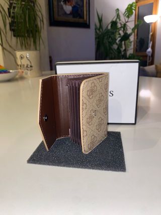 Cartera Guess Marrón Monogram
