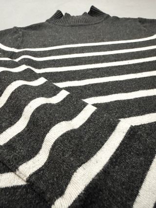 Camisola justa malha gola riscas