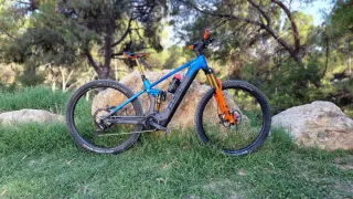 Bicicleta Eléctrica Cube 800Wh