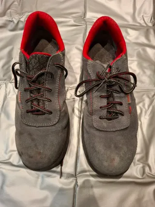 Zapato de seguridad grises con detalles rojos