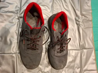Zapato de seguridad grises con detalles rojos