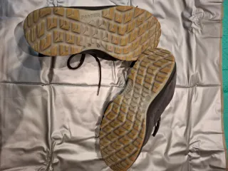 Zapato de seguridad grises con detalles rojos