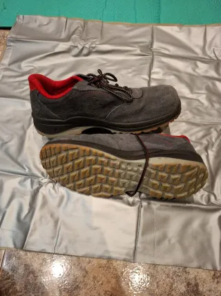 Zapato de seguridad grises con detalles rojos