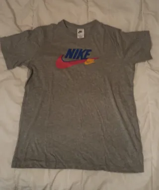 T-shirt Nike grigia con logo