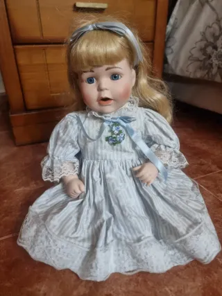 Muñeca de porcelana antigua