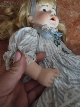 Muñeca de porcelana antigua