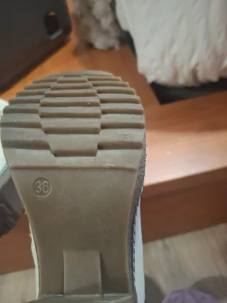 Botines beige con tacón y cordones