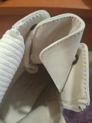 Botines beige con tacón y cordones