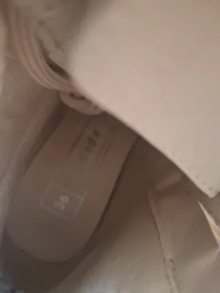 Botines beige con tacón y cordones