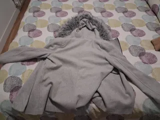 Cazadora mujer gris con capucha de pelo Primark