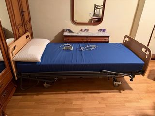 Cama geriátrica ajustable