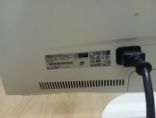 Monitor ASUS Blanco y Negro de 21 pulgadas.