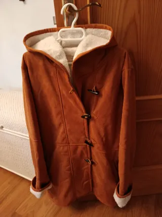 Abrigo marrón con capucha y forro polar