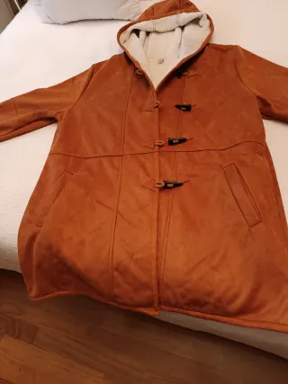 Abrigo marrón con capucha y forro polar