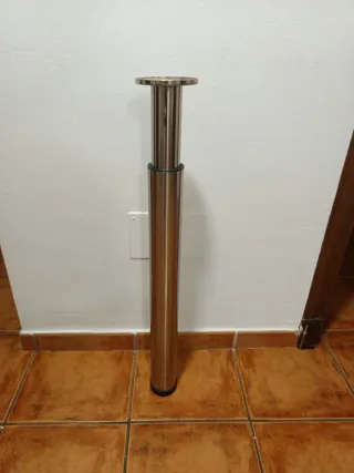 Pie de mueble metálico ajustable