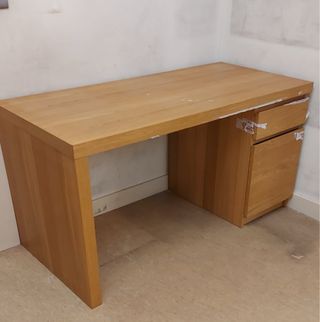 Escritorio de madera con cajones