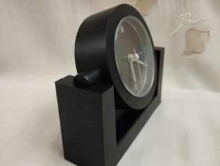 Reloj de sobremesa moderno