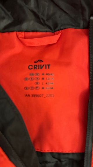 Chaqueta de esquí roja y negra