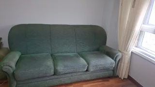 Sofá de tela verde.Urge por.mudanza