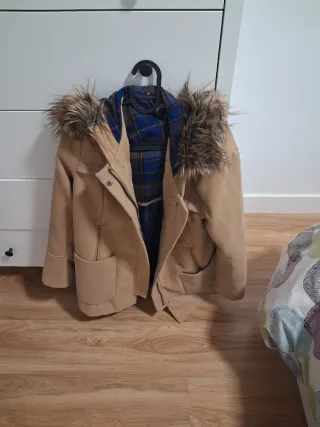 Cazadora Stradivarius mujer Beige con Capucha