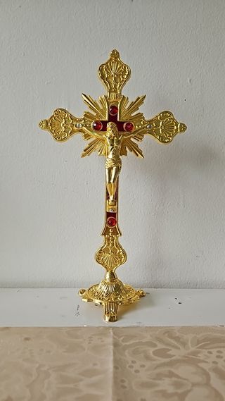 26CM CRUZ DE MESA DORADA CON FIGURA DE JESÚS