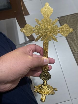 26CM CRUZ DE MESA DORADA CON FIGURA DE JESÚS