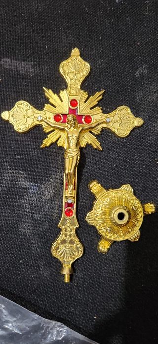 26CM CRUZ DE MESA DORADA CON FIGURA DE JESÚS