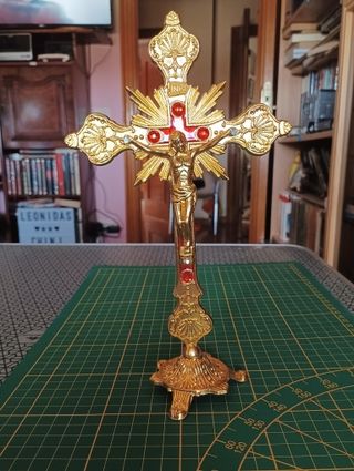 26CM CRUZ DE MESA DORADA CON FIGURA DE JESÚS