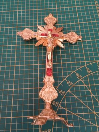 26CM CRUZ DE MESA DORADA CON FIGURA DE JESÚS