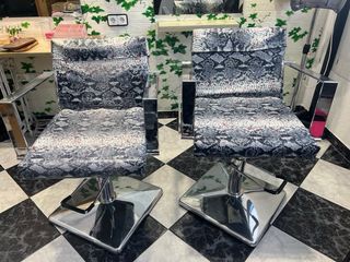 Sillones de peluquería con estampado de serpiente