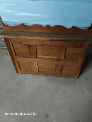 Perchero de madera con pomos