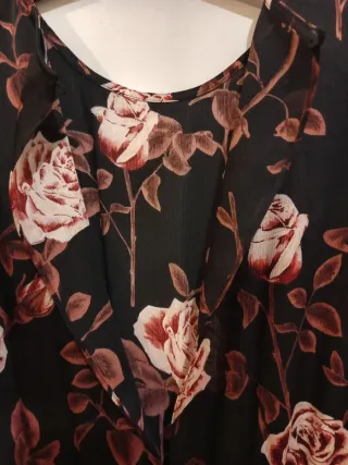 Vestido negro corto estampado floral