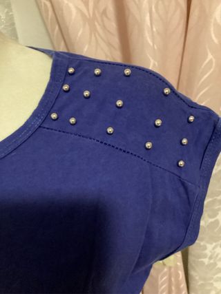 Vestitino blu con perle sulle spalle