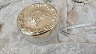 Tarro de cristal dorado con tapa labrada vintage