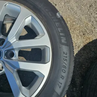 4 llantas R17 de Renault con neumáticos Micheline